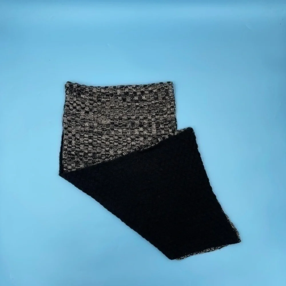 Black / White Knitted Winter Scarf